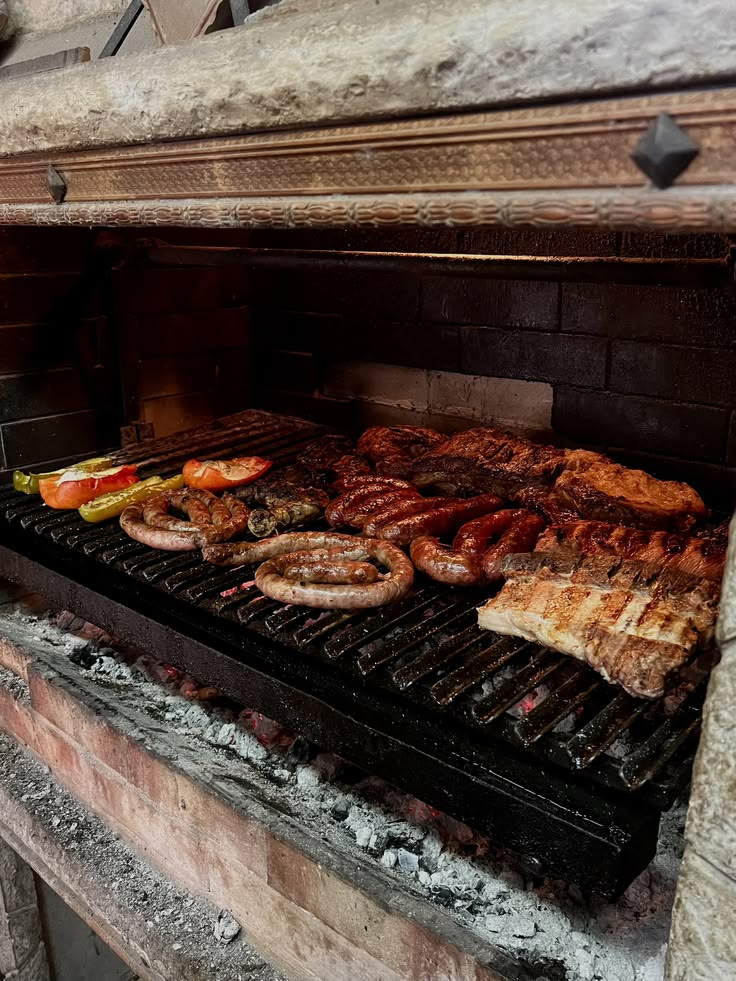 Carnes y achuras cocinándose a las brasas