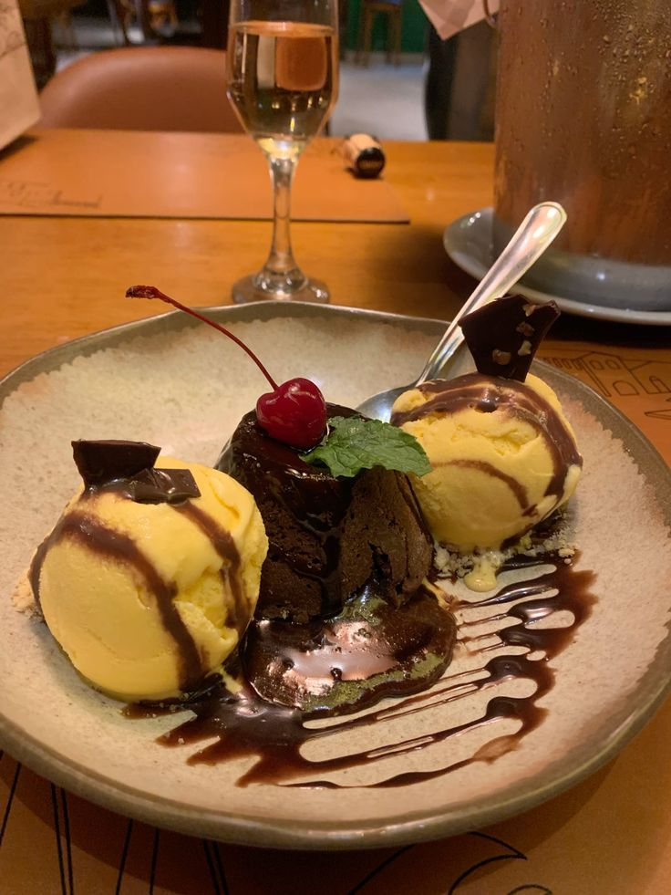 Postre de chocolate con helado para la sobremesa
