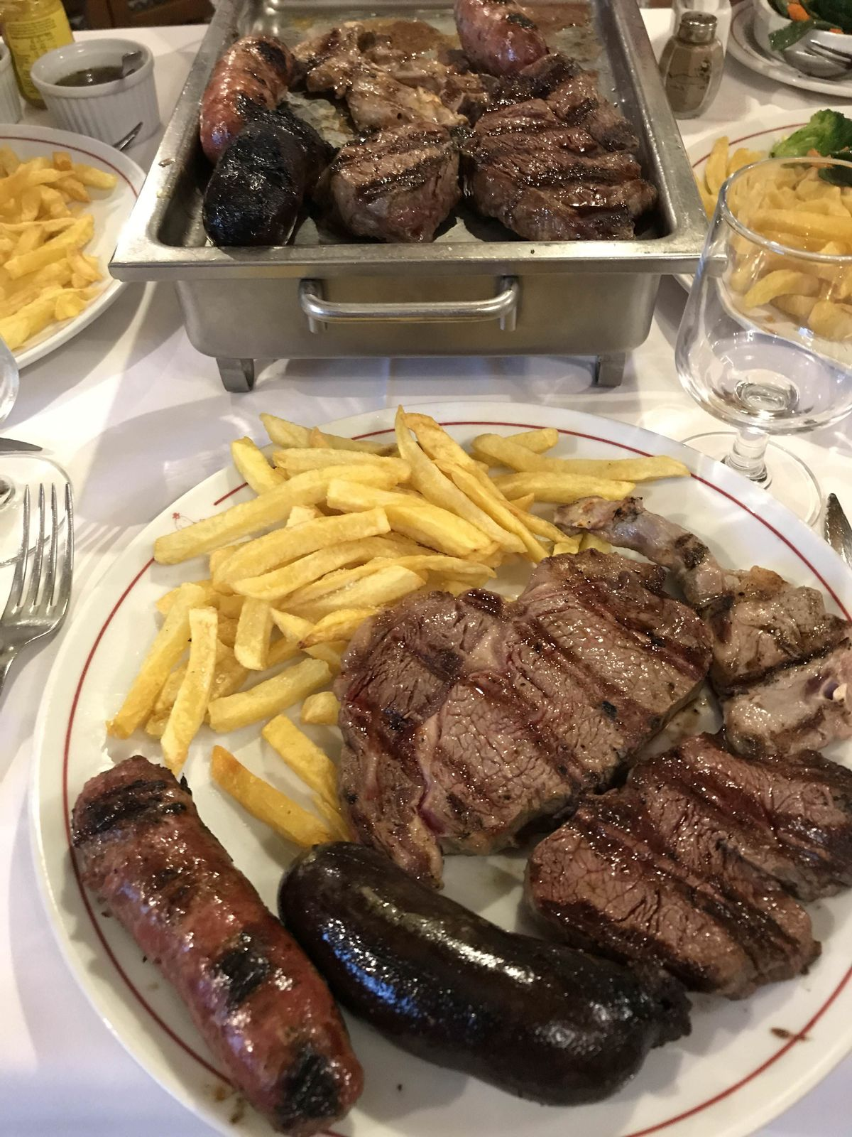 Parrillada con papas fritas