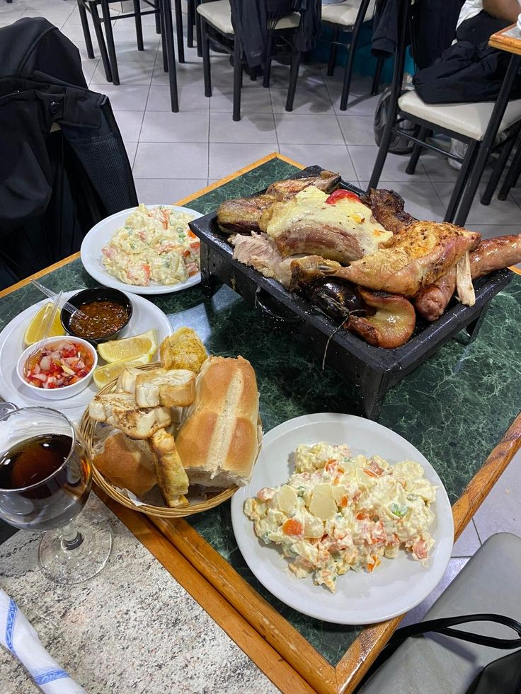 Parrilla y ensalada rusa